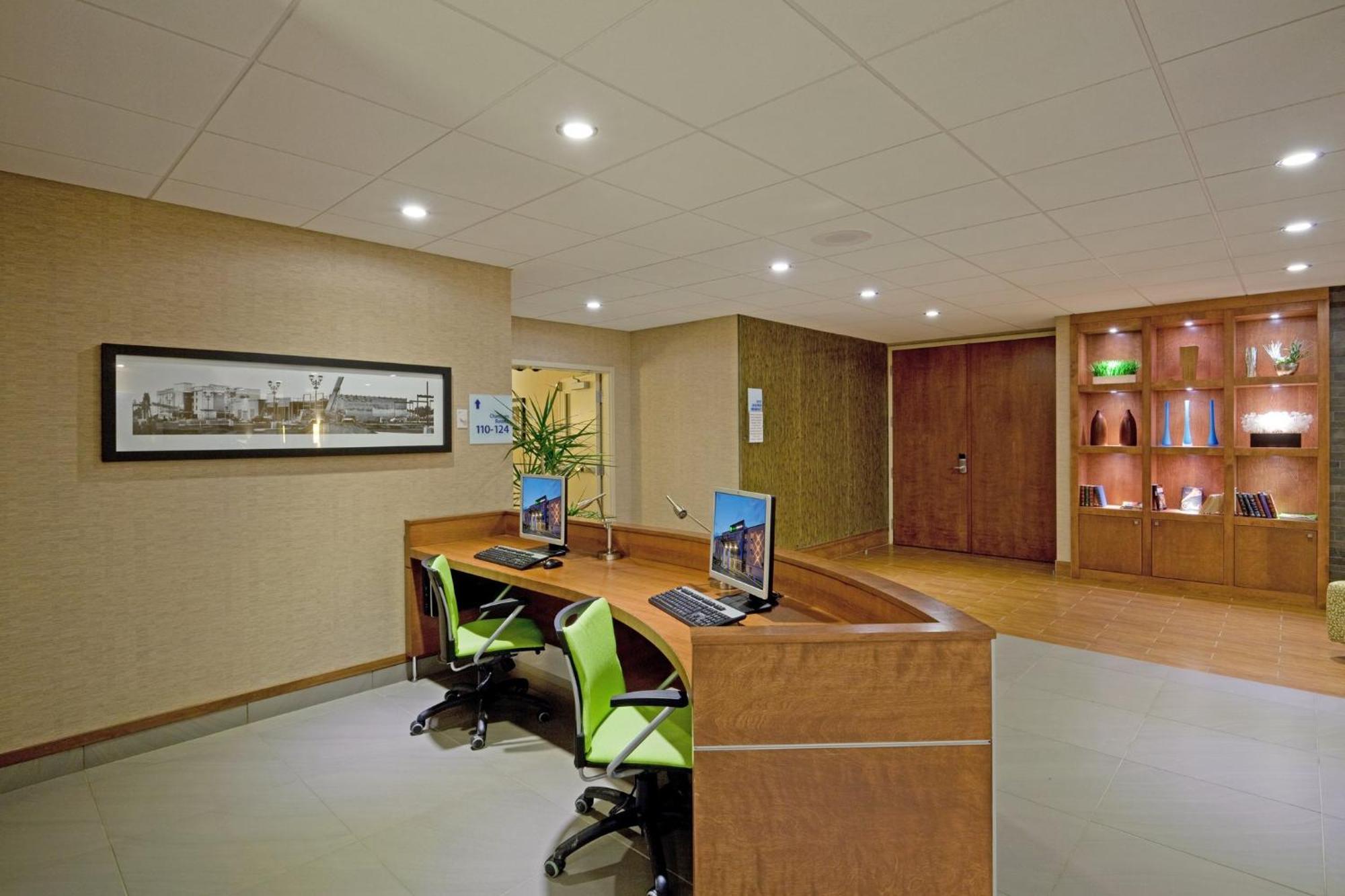 Holiday Inn Express Hotel & Suites Saint - Hyacinthe By Ihg Exterior foto